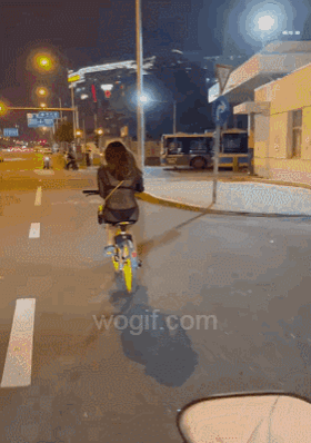 40度高溫，美女都想“光膀子”騎車(chē)了（GIF）