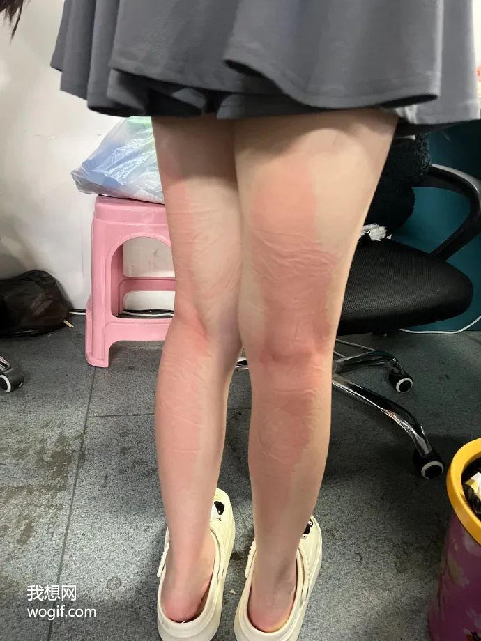 女同事上廁所摸魚，千萬別穿短褲（大紅印字搞笑圖）