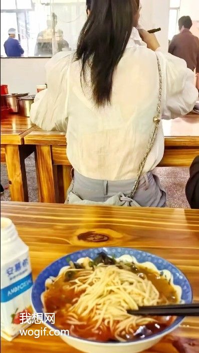 面館吃飯，小姐姐內衣扣子開了，怎么跟她說？