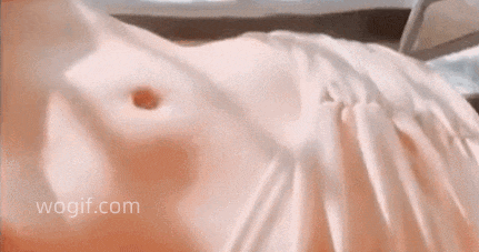 女生一步到胃真實GIF動圖，肚子鼓起來了